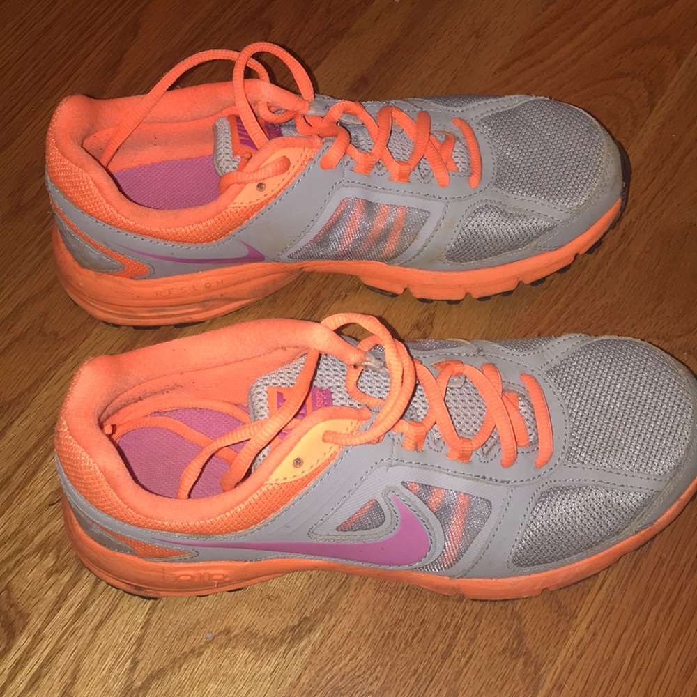 Tennis shoes